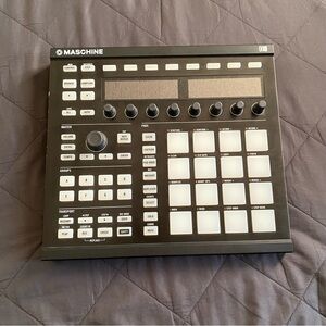 Native Instruments MASCHINE MK2 Black Groove Production Studio MIDI Controller